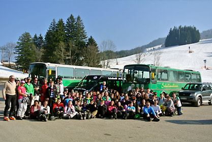 Schülergruppe vor Kleiter Bussen